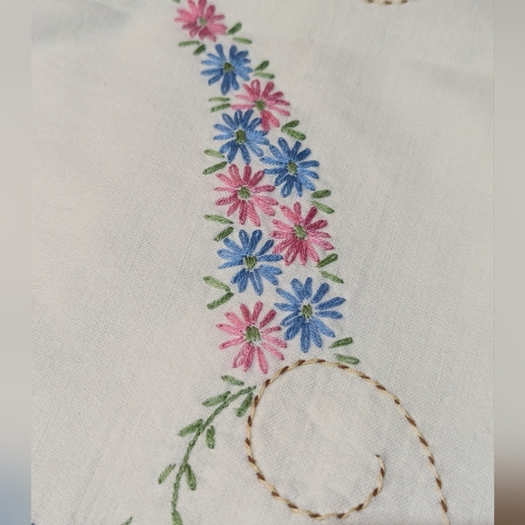 Vtg Dresser Scarf Hand Embroidered Flowers Crochet Edge Table Runner 39x16" - Picture 3 of 6